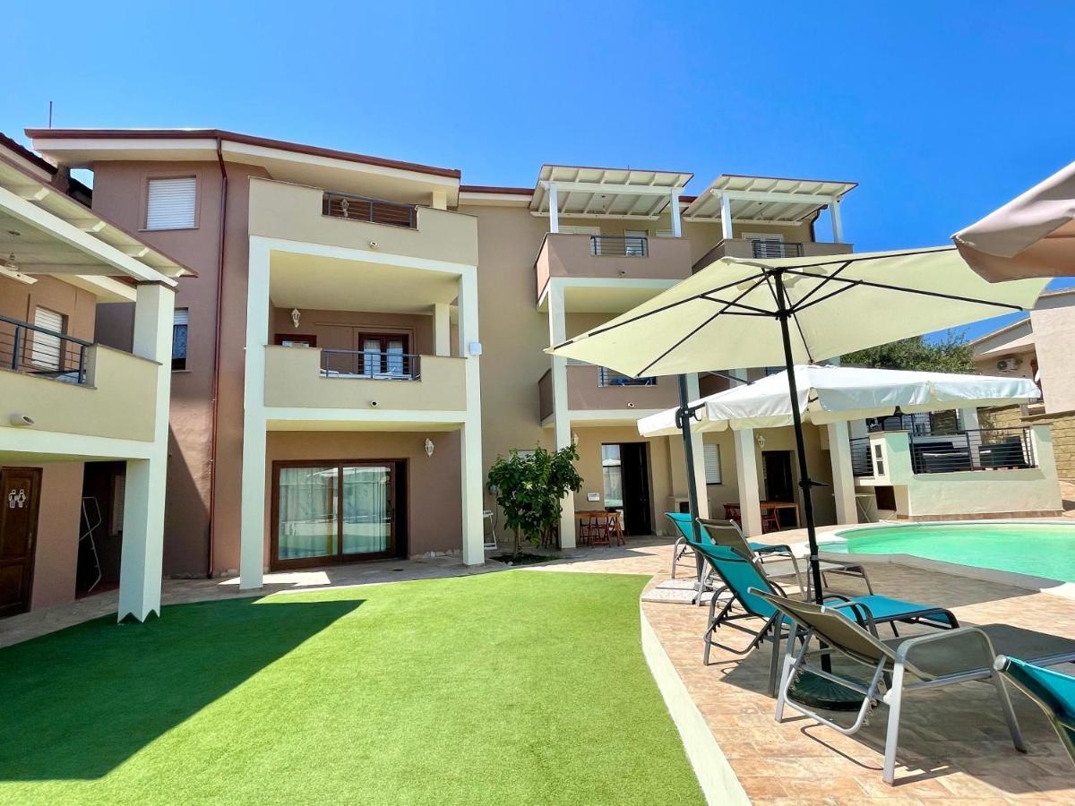 Apartment Maria Tergu Bagian luar foto